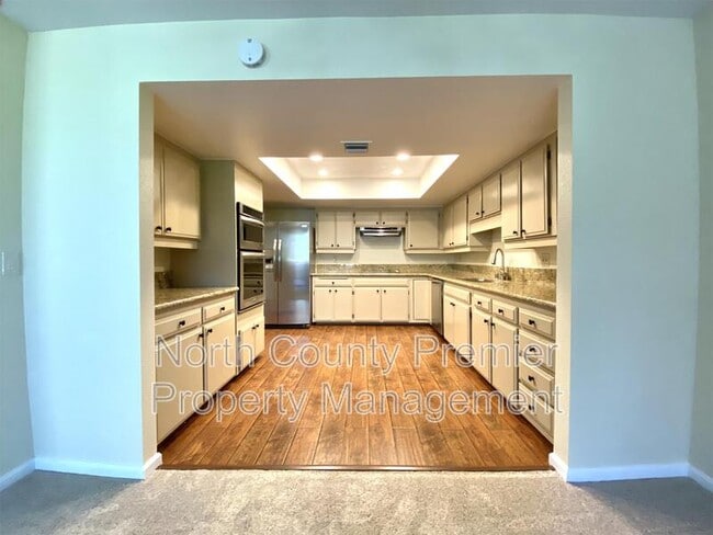 Building Photo - 2420 Torrey Pines Rd