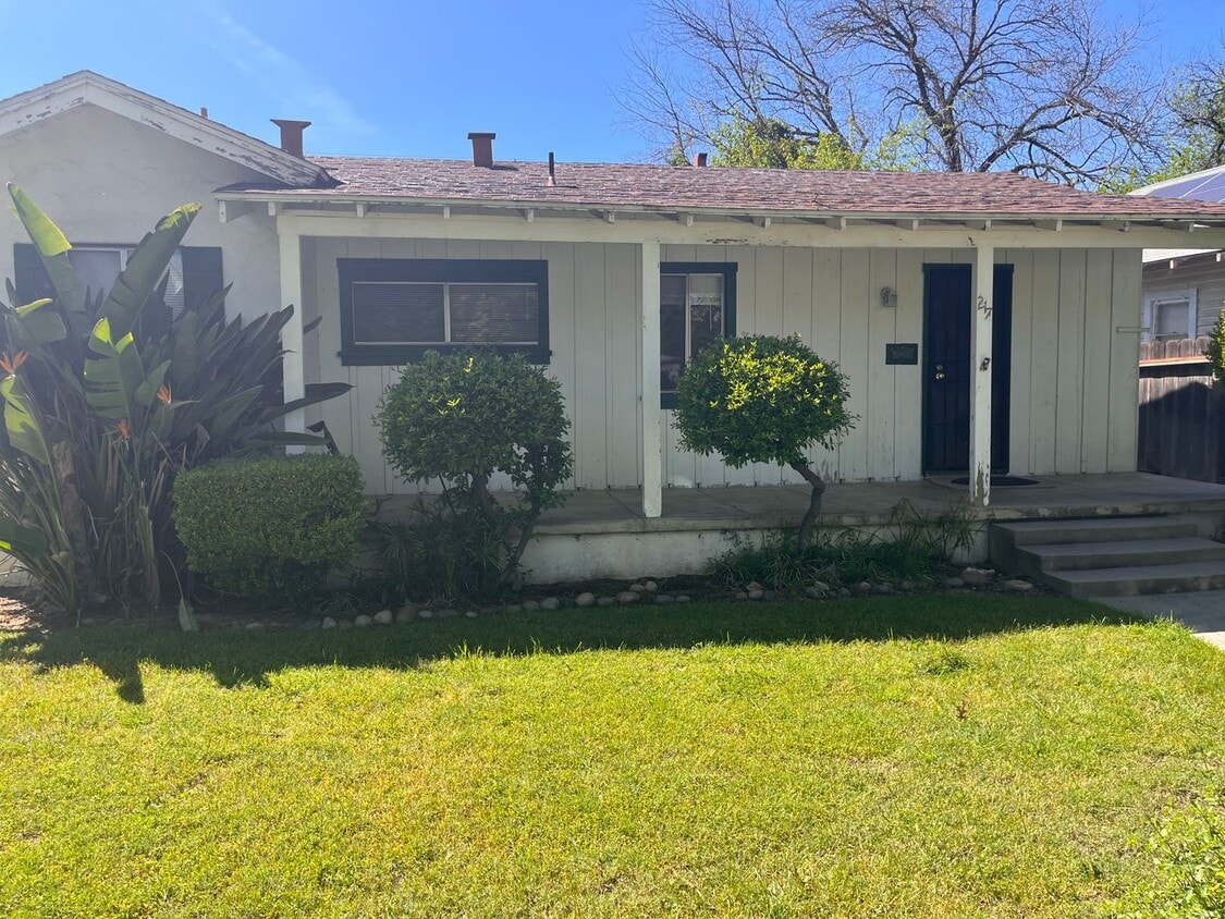 Foto principal - Available Now!! Delightful 1 bedroom, 1 ba...