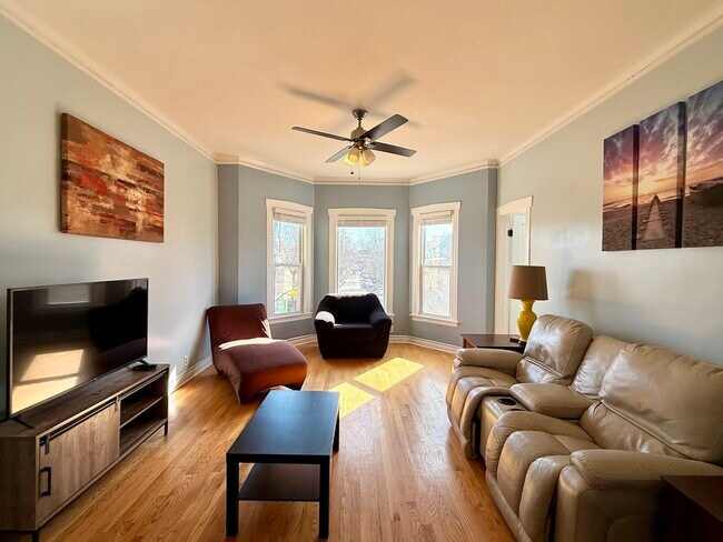 Foto del edificio - 2604 W Fullerton Ave