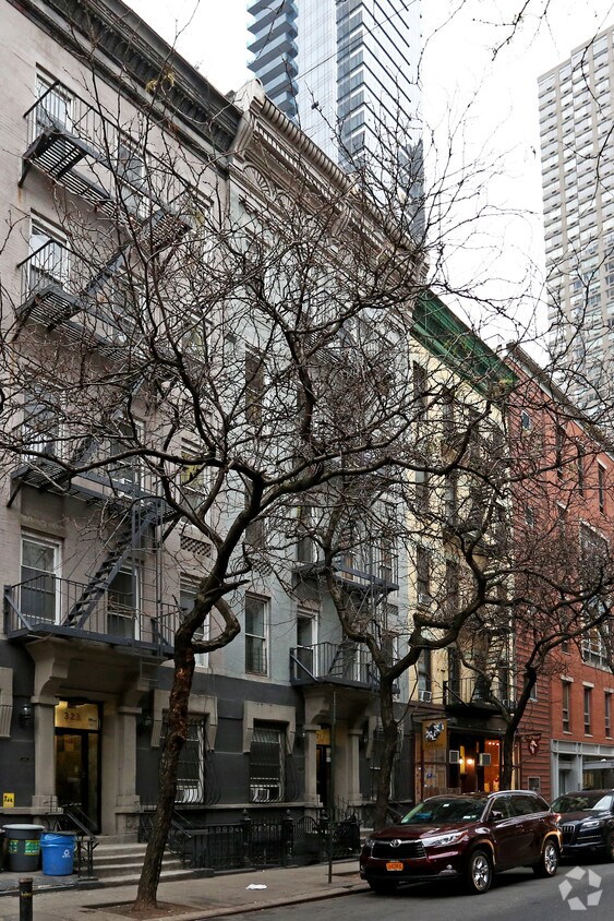 Building Photo - 321-323 W 47th St