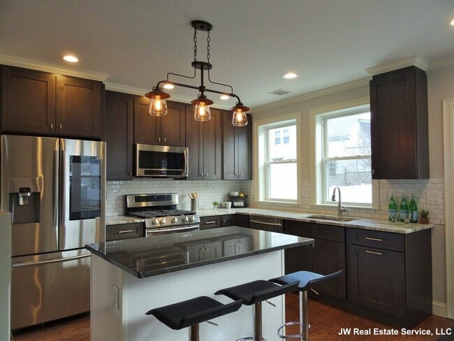 Foto del edificio - 6-8 Rockwell Ave. Unit 8