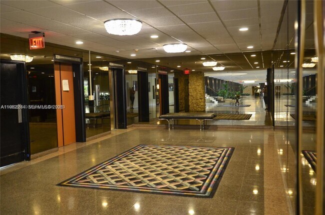 Foto del edificio - 5555 Collins Ave