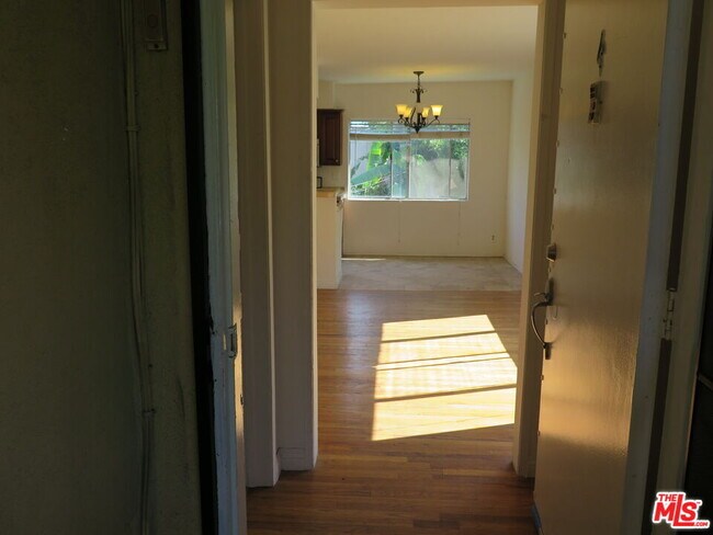 Foto del edificio - 12488 Gilmore Ave