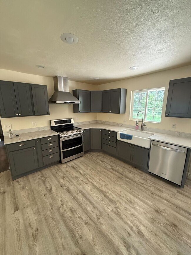 Building Photo - 1533 3rd Ave W