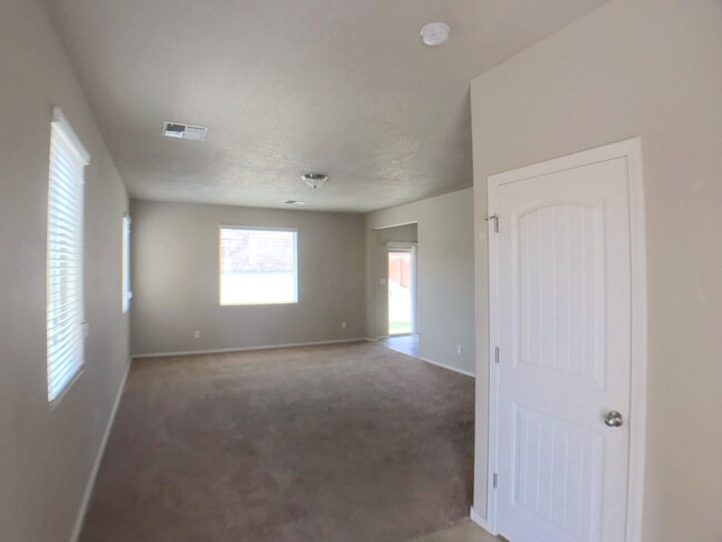 Building Photo - Northern Rio Rancho 3 bedroom. Spacious Li...