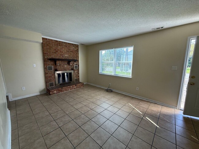 Building Photo - 609 Myrtlewood Cir
