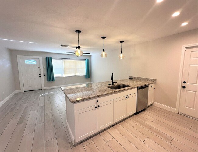 Foto del edificio - ** CENTRAL NAPLES ** 3 BED + DEN / 2 BATH ...