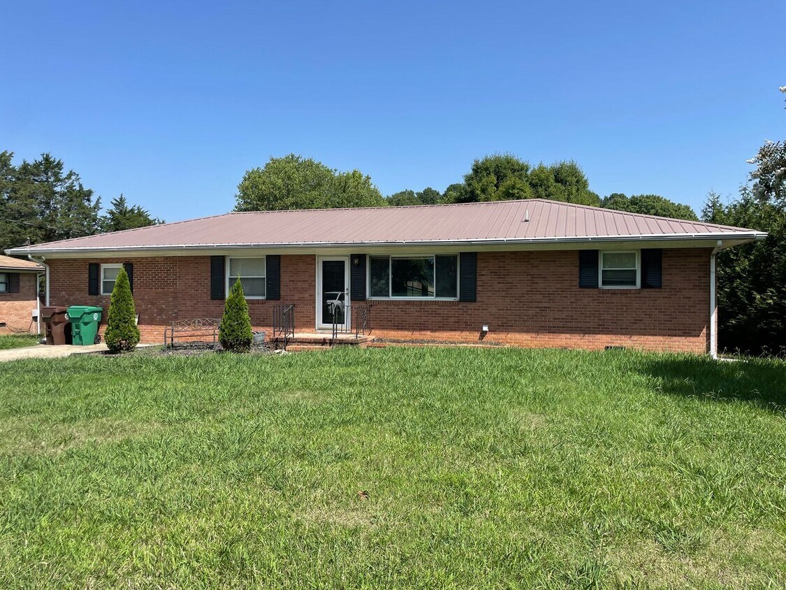 Primary Photo - 3 BED WITH BONUS ROOM, 2 BATH LOCATED IN T...