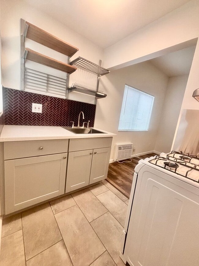 Building Photo - Quaint Studio in Glendale - All Utilities ...