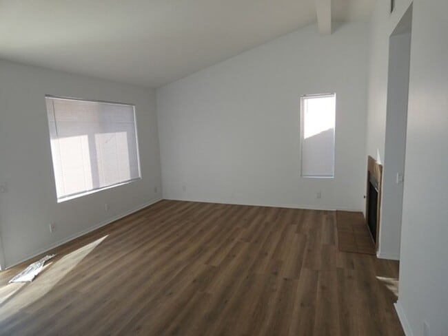 Building Photo - Lovely remodeled River Ranch condo