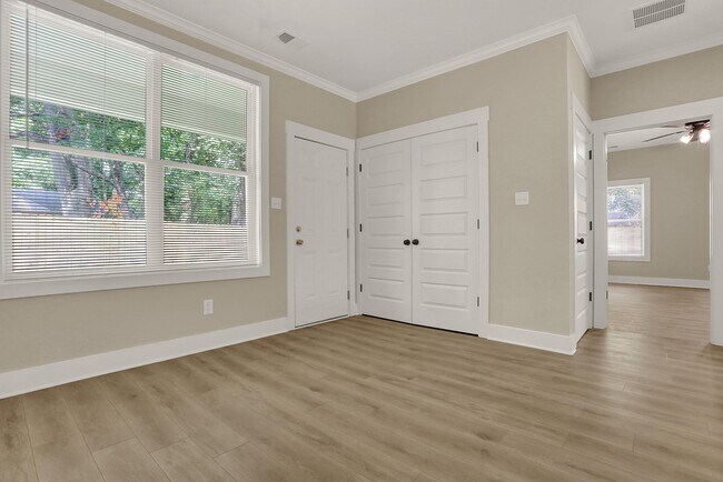 Building Photo - 571 Sharon Dr