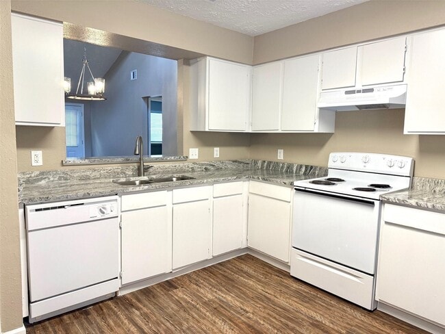 Building Photo - 2435 Summer Spring Dr