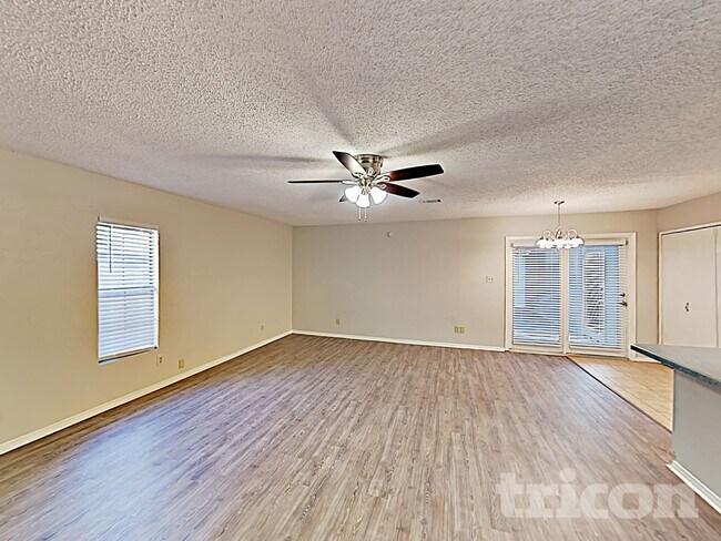 Foto del edificio - 7309 Hedge Dr