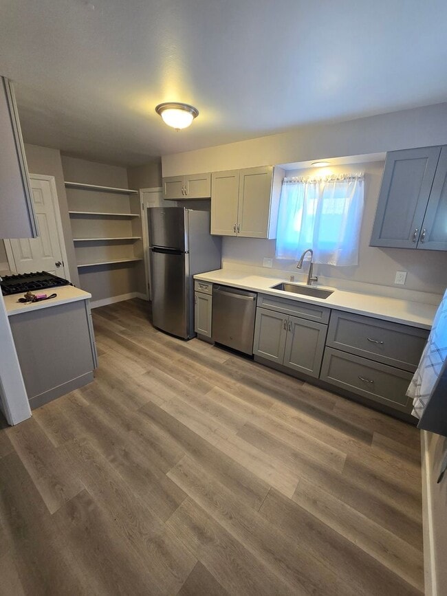 Foto del edificio - Remodeled Single Story Home Nestled in El ...