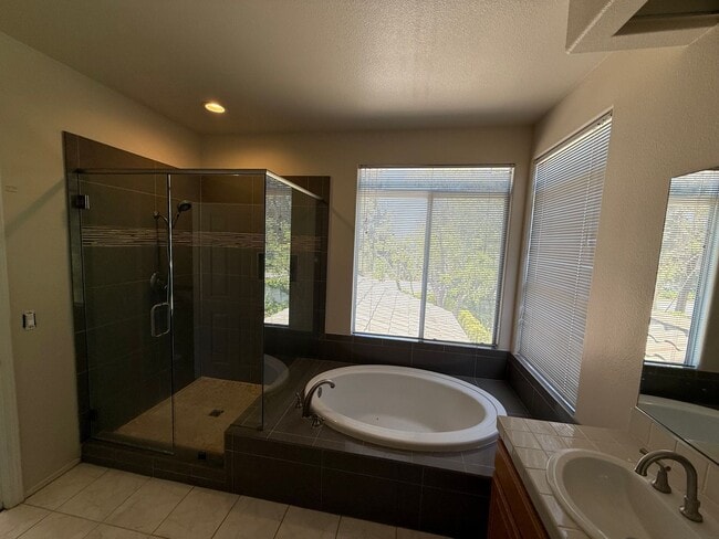 Building Photo - Great 4 bedroom Moorpark Home in Great Nei...