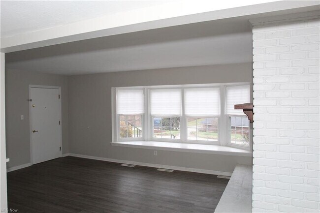 Building Photo - 6910 Carriage Hill Dr