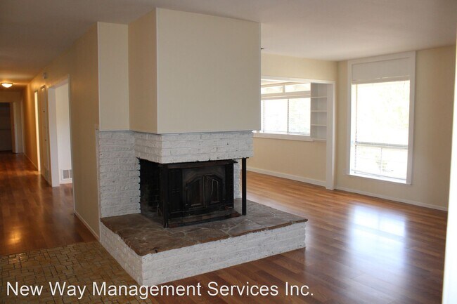 Building Photo - 5 br, 3 bath House - 665 Midway Blvd.