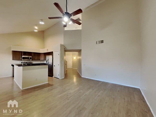 Foto del edificio - 8161 N Midnight Way