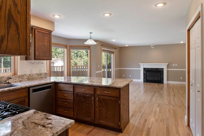 Building Photo - 3 Bed 2.5 Bath - Excellent Condition - NAS...