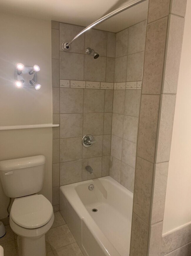 Foto del edificio - Spacious 1 Bedroom Beside the Fairgrounds ...