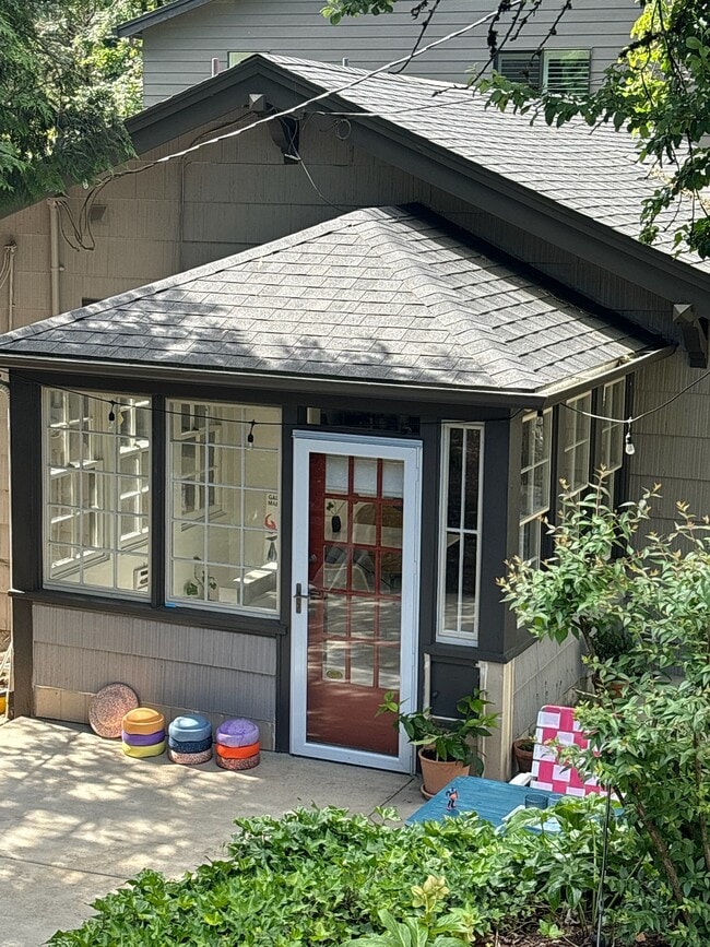 Building Photo - 3546 SW Hillside Dr