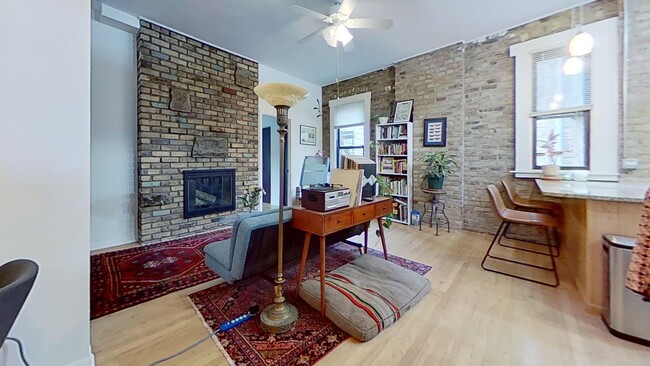 Foto del edificio - Top Floor East Lakeview One Bedroom