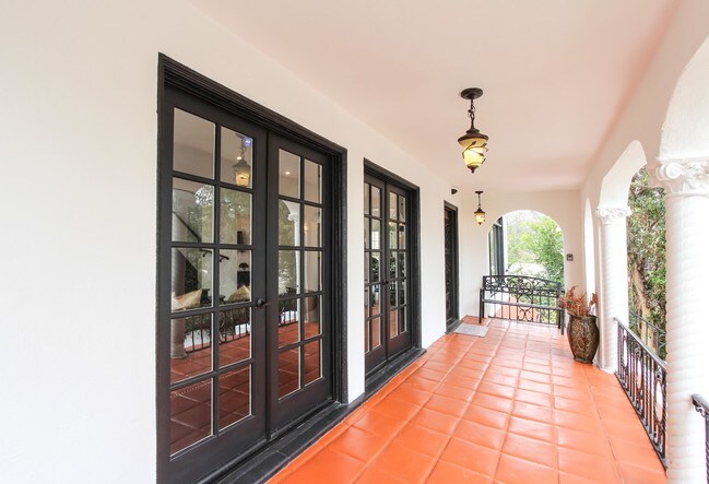 Building Photo - 2037 Holly Hill Terrace