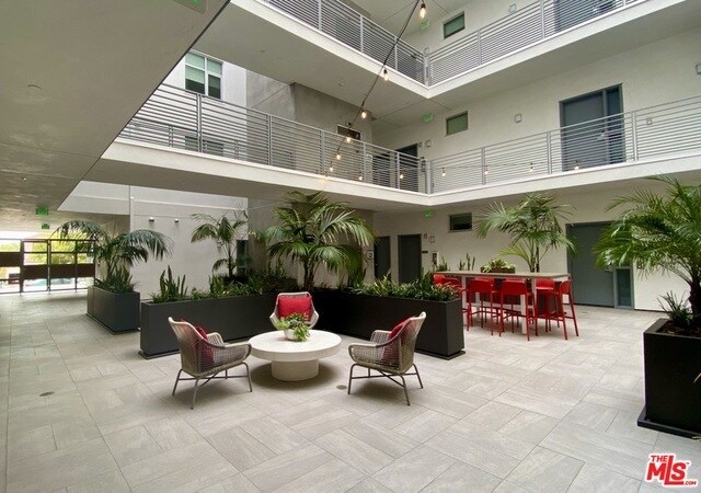 Foto del edificio - 8017 Norton Ave