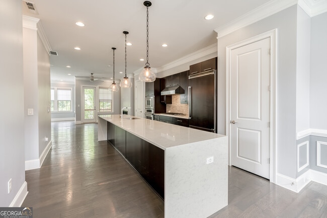 Building Photo - 1124 Holly Ave