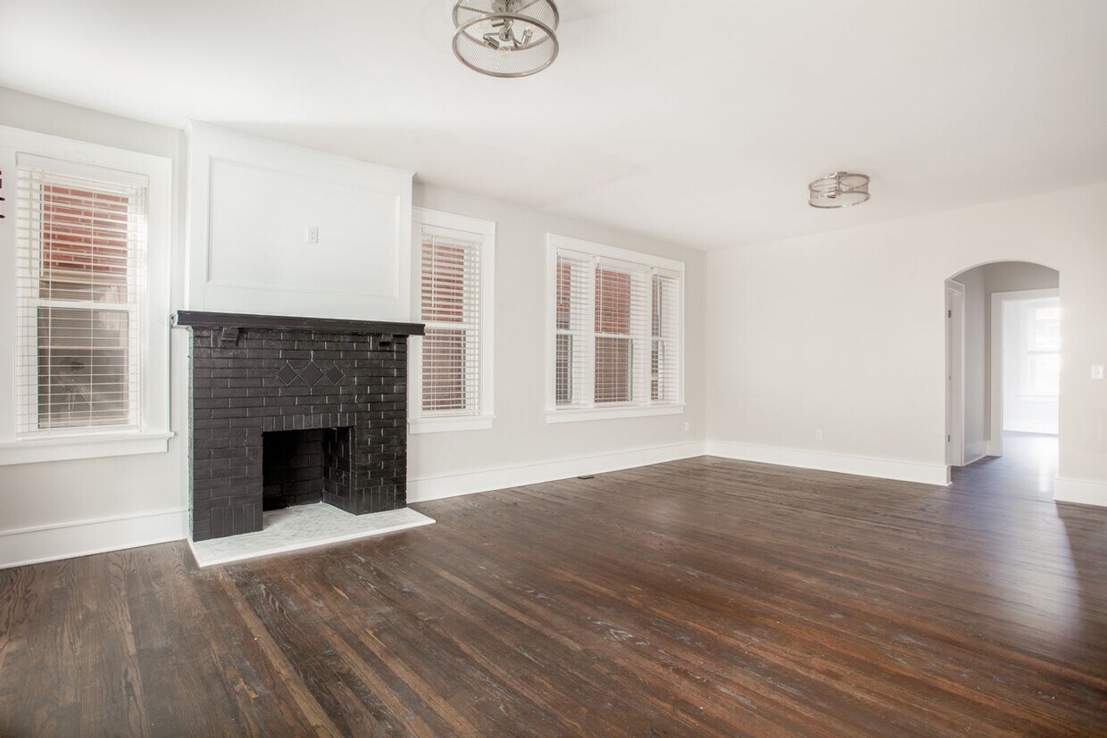 Foto principal - RENOVATED FROM TOP TO BOTTOM 2BD/1BATHS - ...
