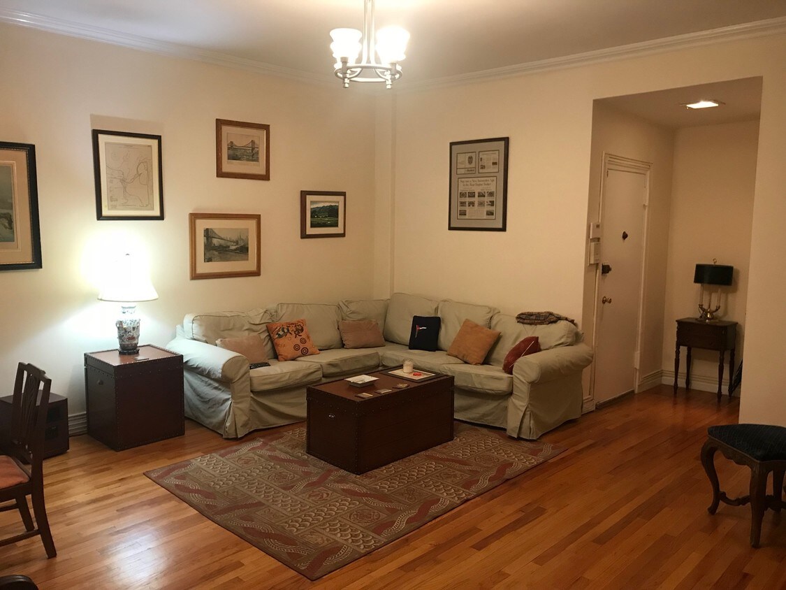 Living room - 68 E 79th St
