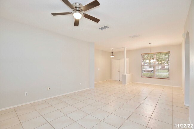 Building Photo - Beautiful 3/2 Spacious Home with a Large B...