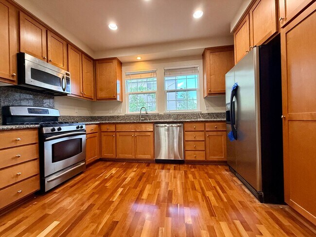 Foto del edificio - Beautiful Modern Townhouse With Bonus Room & Upgrades & AC