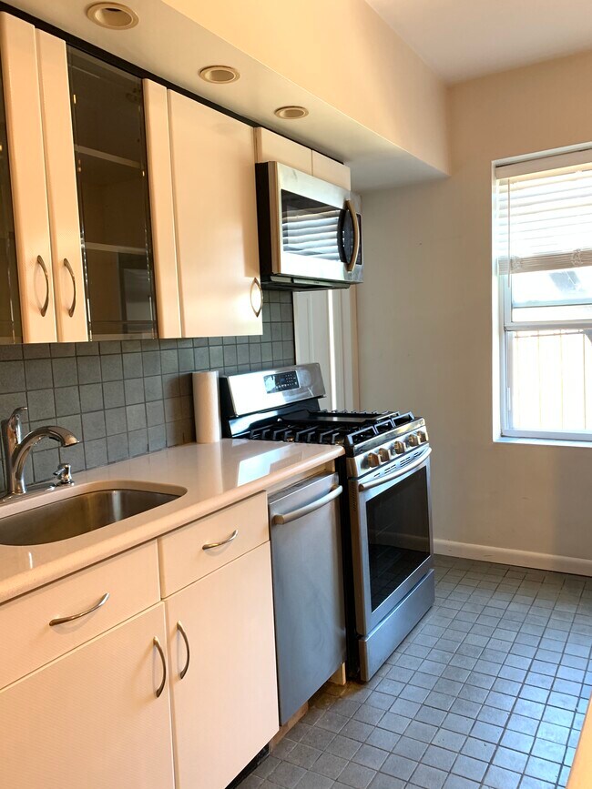 Building Photo - 347 Court St