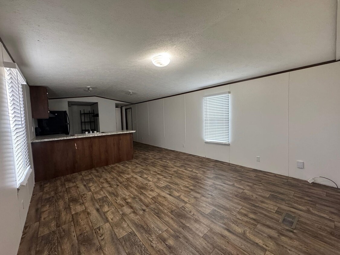 Foto del edificio - 6150 State Hwy 16 S