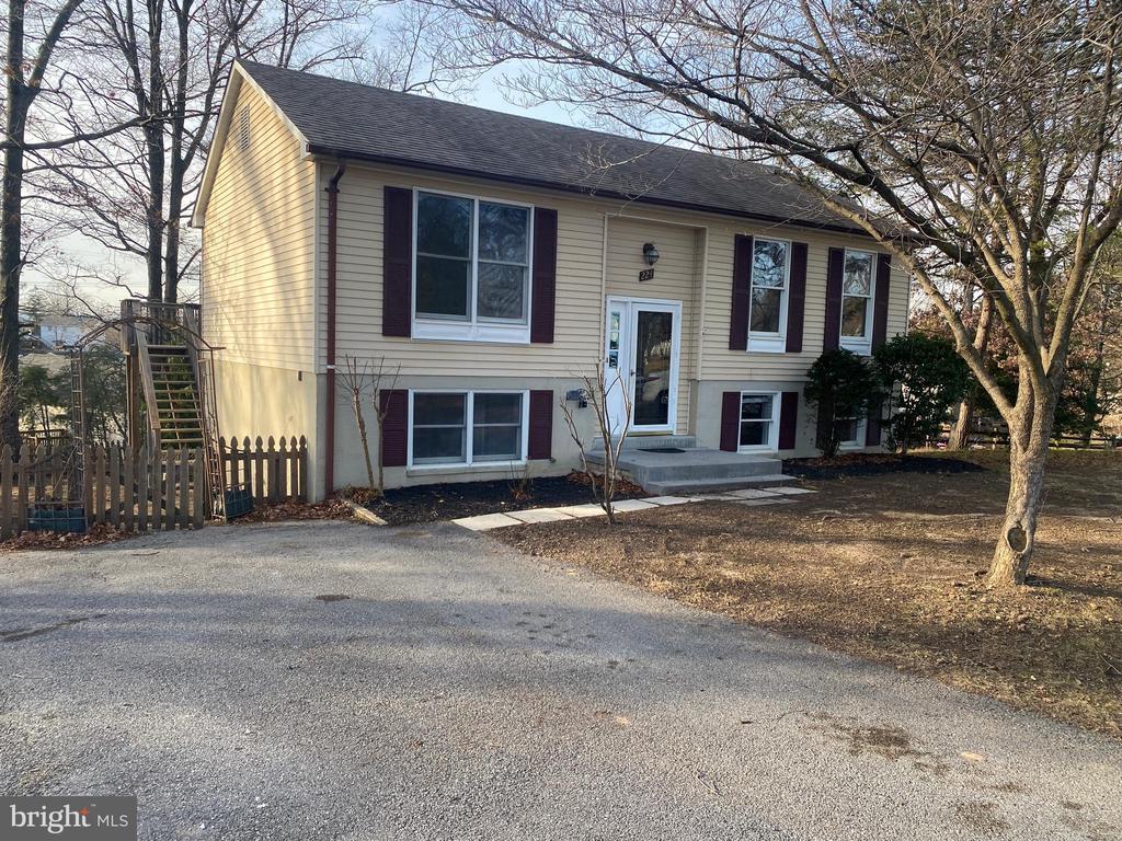 Primary Photo - 224 Lake Sever Dr