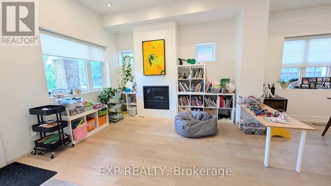 Photo du bâtiment - 1043 Logan Ave