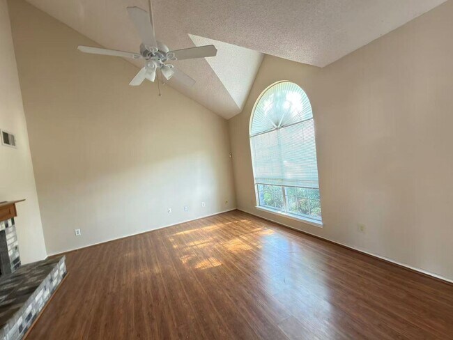 Building Photo - 2918 Lake Valley Dr