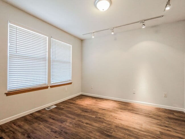 Building Photo - Updated and move in ready 3 bed 2.5 bath h...