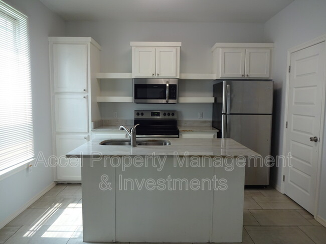Building Photo - 401 Ebony