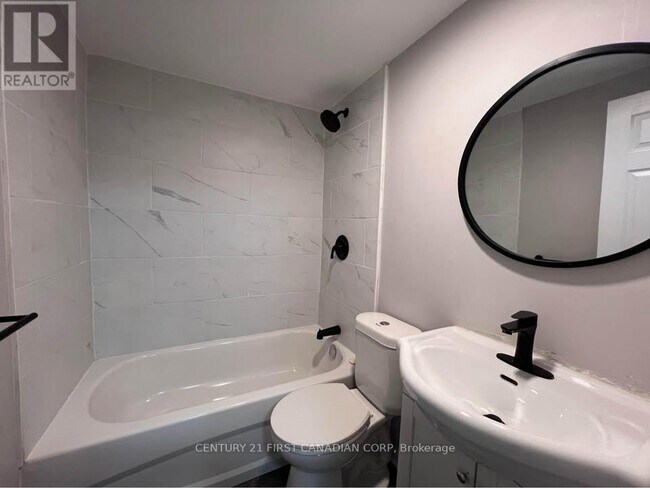 Photo du bâtiment - 871-871 Adelaide St N