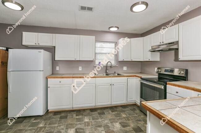 Building Photo - Lovely all brick home in Jacksonville w/ 3...