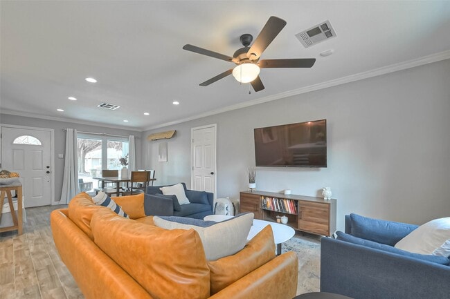 Building Photo - 2210 Saxon Dr