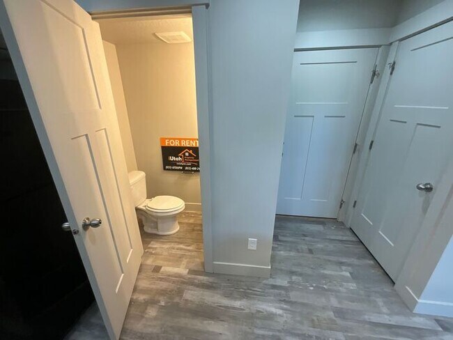 Building Photo - 2 bedroom 2 1/2 bath 2 car Garage dog friendly.