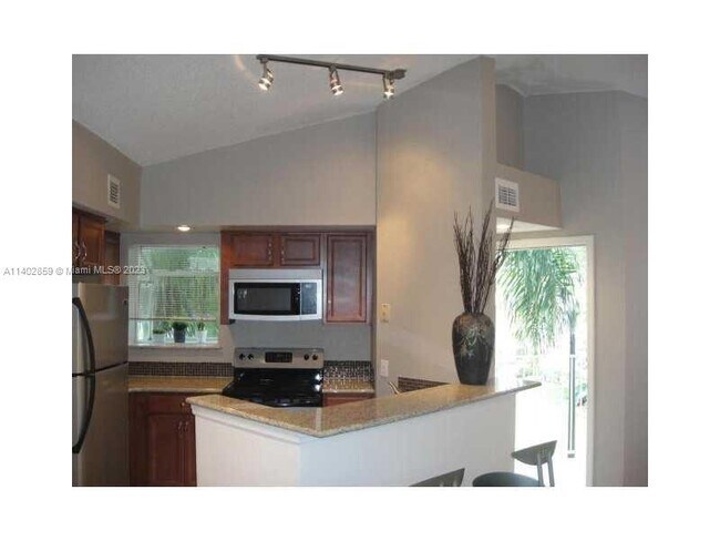Foto del edificio - 3420 Pinewalk Dr N
