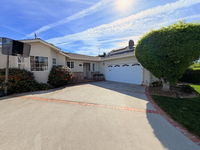 Foto del edificio - 4766 Elmhurst Dr