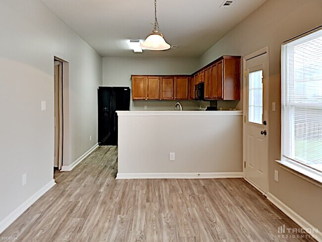 Building Photo - 711 Perth Dr