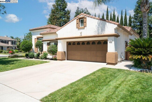 Building Photo - 1361 Crescent Dr