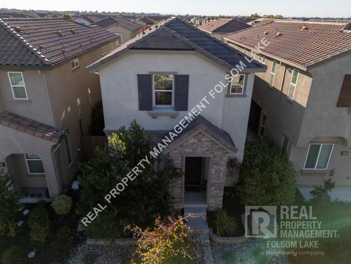 Building Photo - Coming Soon - Spacious 3 bedroom 2.5 bath ...