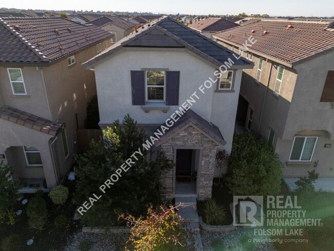 Building Photo - Spacious 3 bedroom 2.5 bath in the Westshore Lake Neighborhood